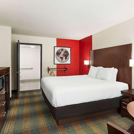 Ramada By Wyndham San Antonio Near Seaworld - Lackland Afb Exterior photo