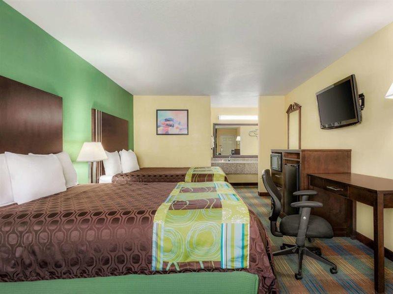 Ramada By Wyndham San Antonio Near Seaworld - Lackland Afb Exterior photo