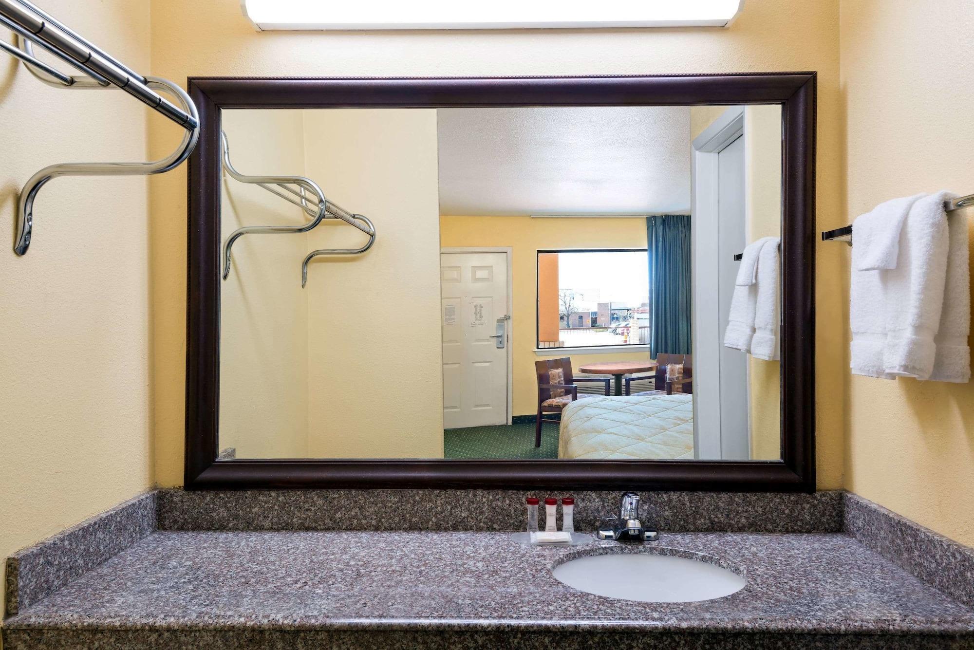 Ramada By Wyndham San Antonio Near Seaworld - Lackland Afb Exterior photo