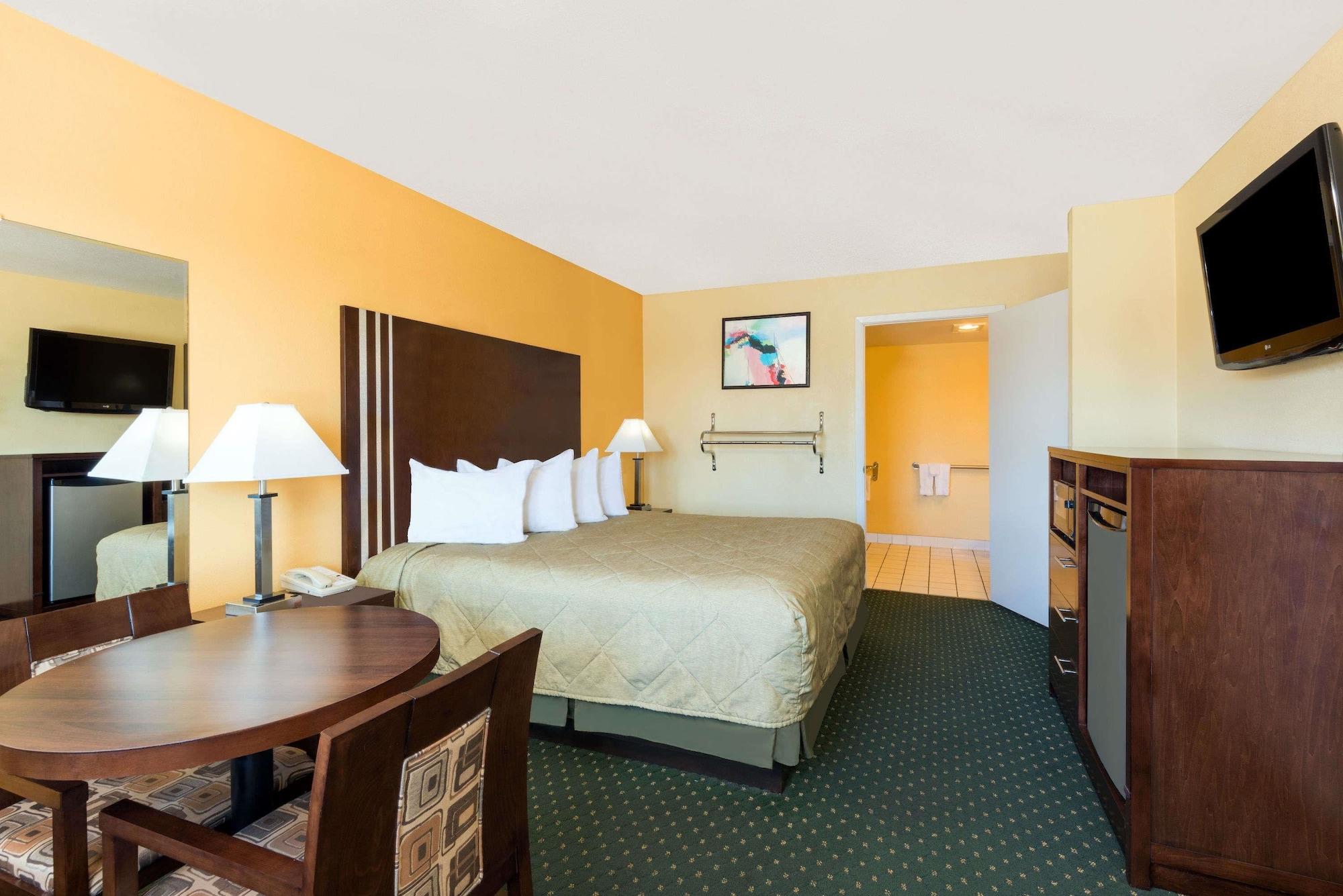 Ramada By Wyndham San Antonio Near Seaworld - Lackland Afb Exterior photo