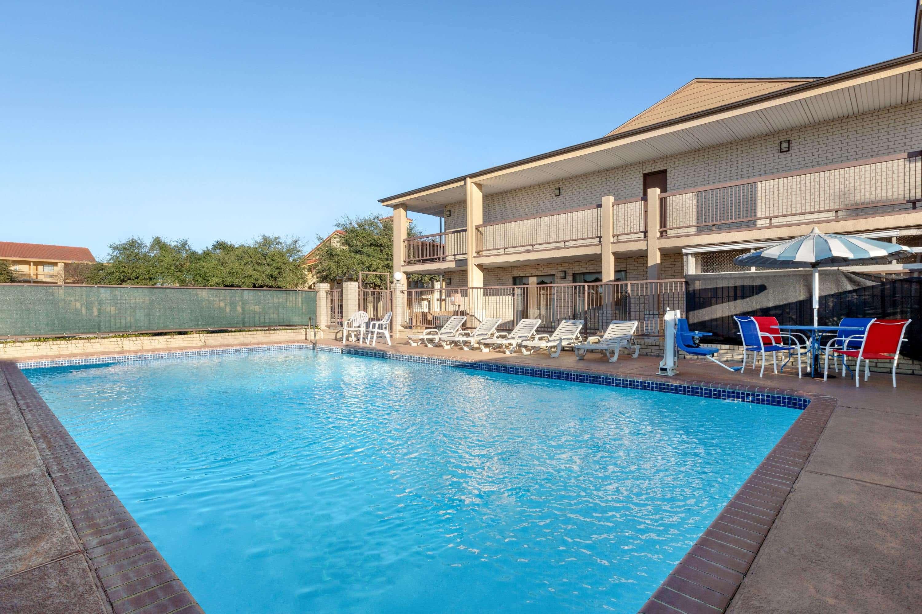 Ramada By Wyndham San Antonio Near Seaworld - Lackland Afb Exterior photo