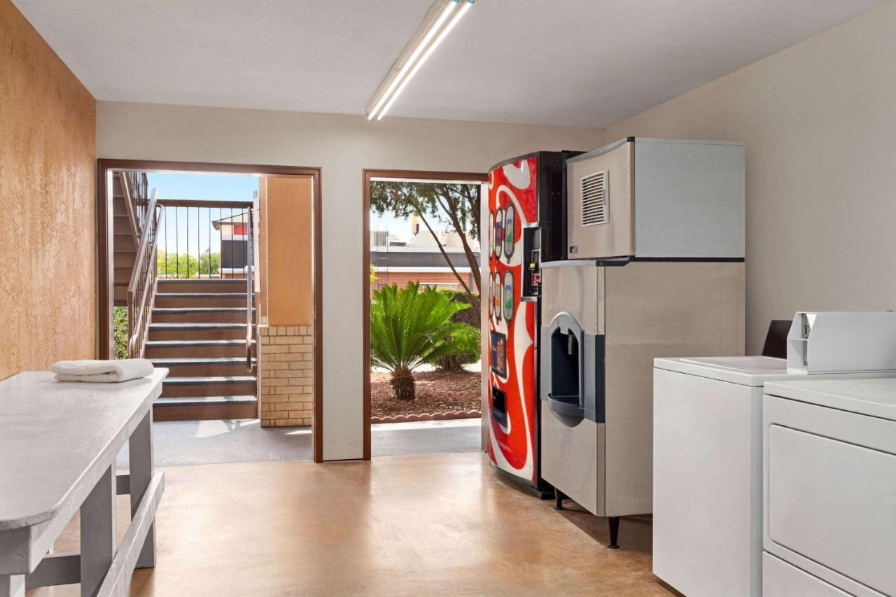 Ramada By Wyndham San Antonio Near Seaworld - Lackland Afb Exterior photo