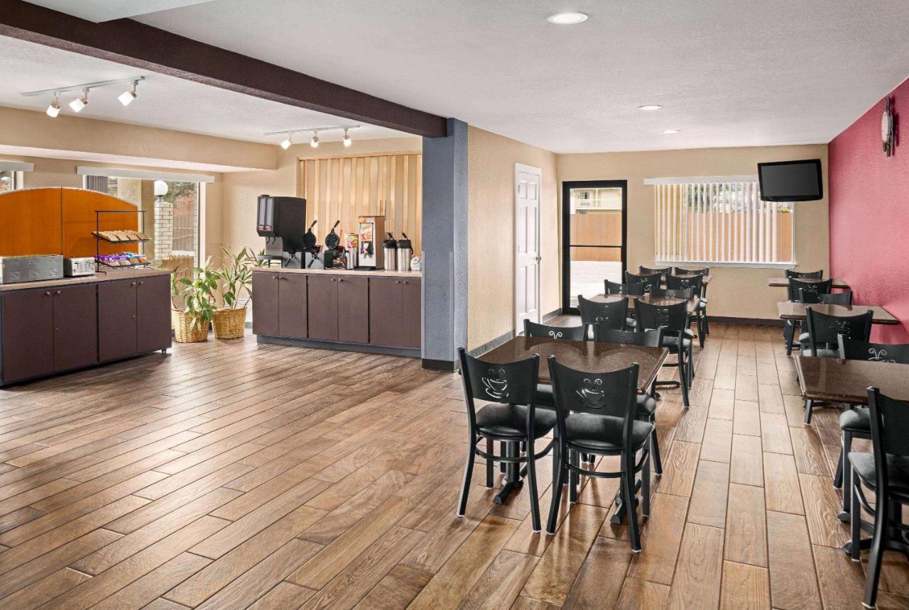 Ramada By Wyndham San Antonio Near Seaworld - Lackland Afb Exterior photo