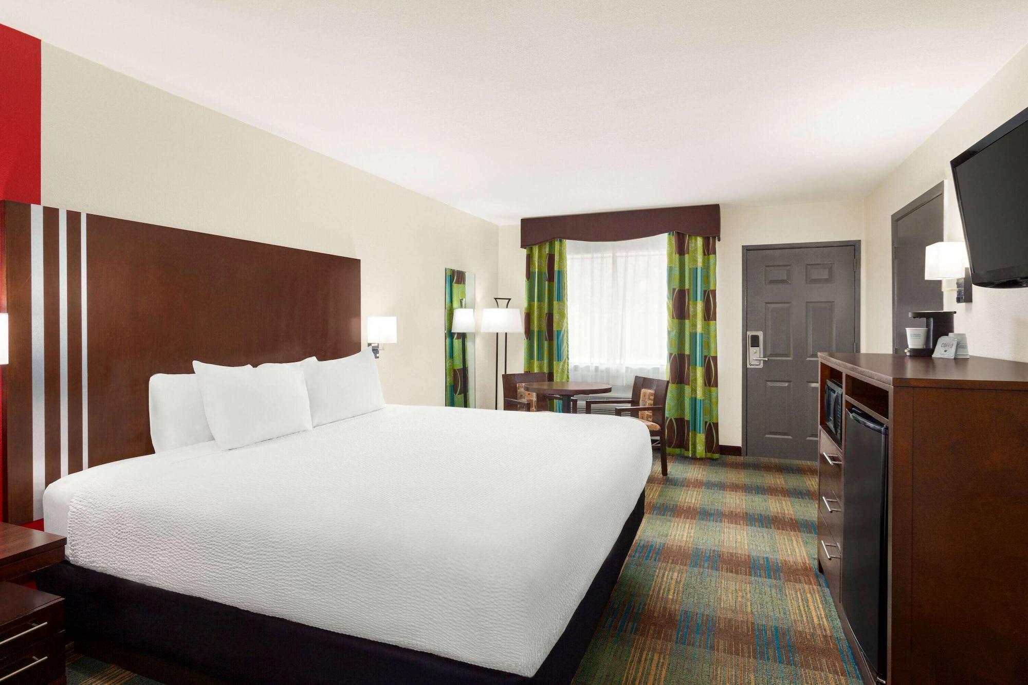 Ramada By Wyndham San Antonio Near Seaworld - Lackland Afb Exterior photo