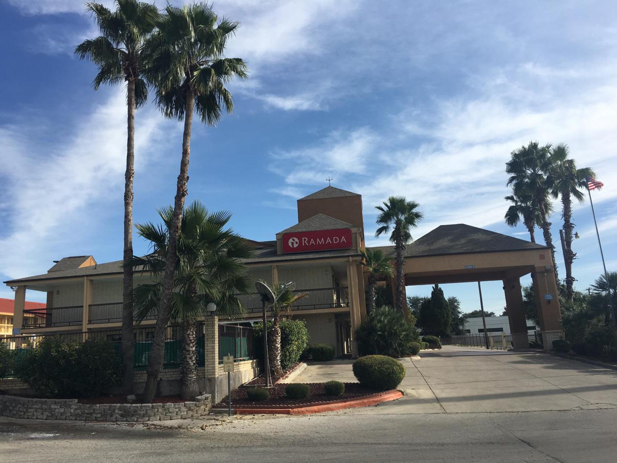 Ramada By Wyndham San Antonio Near Seaworld - Lackland Afb Exterior photo