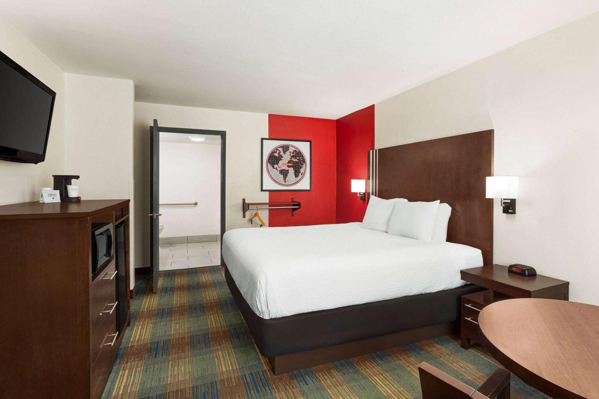 Ramada By Wyndham San Antonio Near Seaworld - Lackland Afb Exterior photo